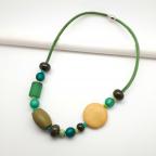 Collier court perles et galets assortis, cuir vert (Pascale Hugentobler créations 2018)